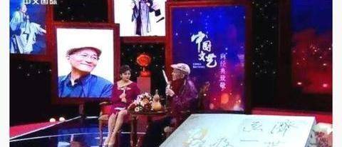 两人在剧组工作的情景