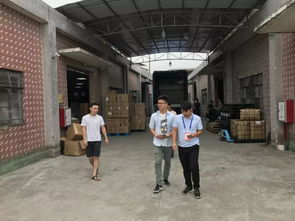 环保工作人员巡查河流