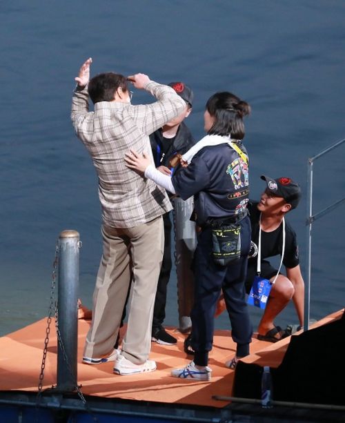 薛珍麒赛后向观众挥手，那一刻他就是全场焦点！