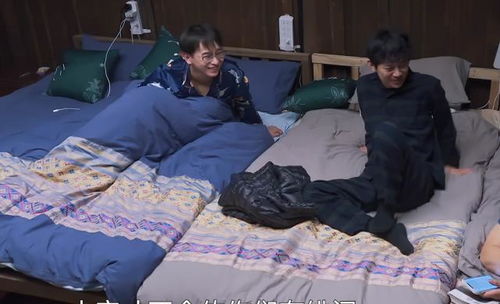 龚俊王玉雯撞睡衣了？这波偶遇有点意思！