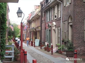 被雨水打湿的城市街道