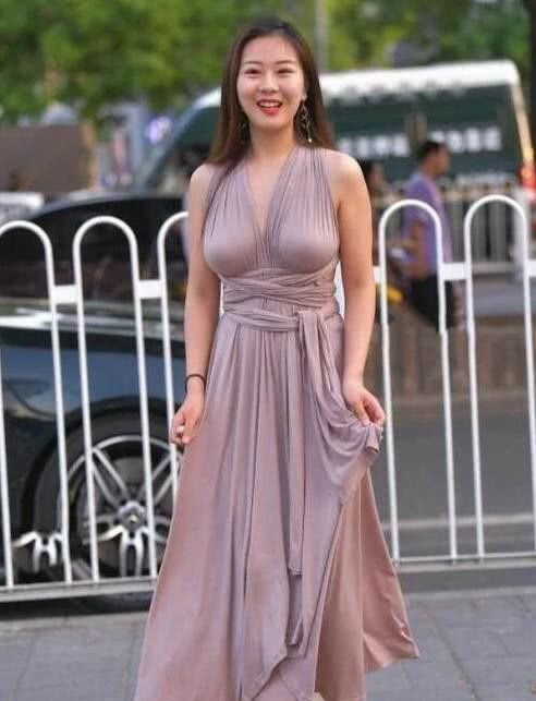 金智秀纽约街拍，浅蓝连衣裙造型