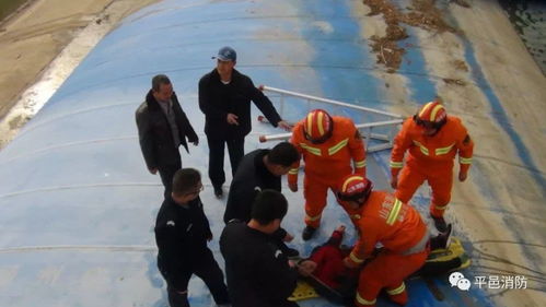 选手们快速上岸躲避