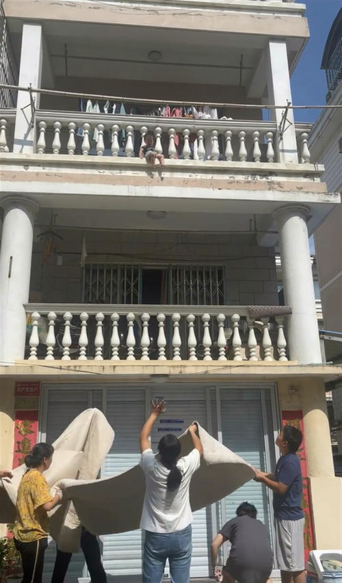 惊险！幼童阳台悬空玩引体向上，多方紧急救助