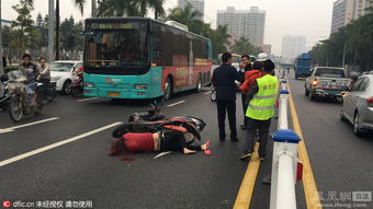 女子单手骑车遇沙石摔倒，车主为何担次责？