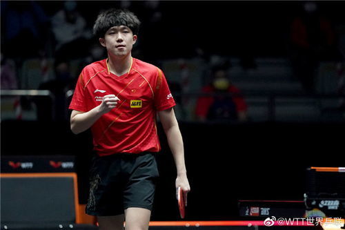 王楚钦举起奖杯庆祝