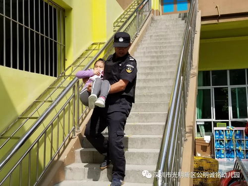 消防员营救幼童