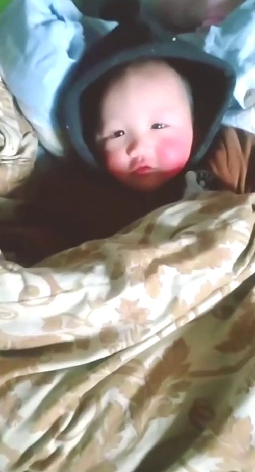 爱心人士送礼物给宝妈