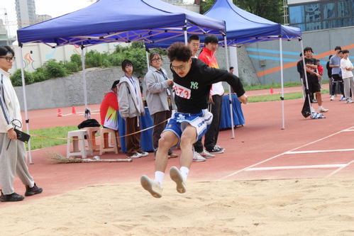 比赛现场紧张激烈的情景