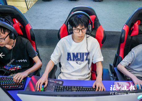 电竞选手专注比赛画面