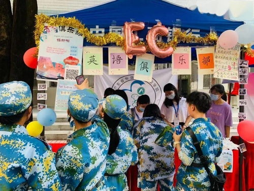 水果摊位热闹场景