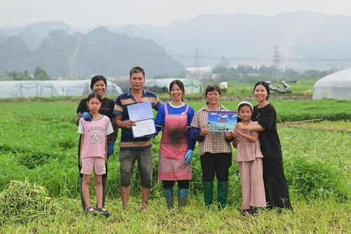 学生收到录取通知书笑容满面