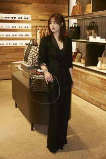 蒋欣穿黑色抹胸长裙