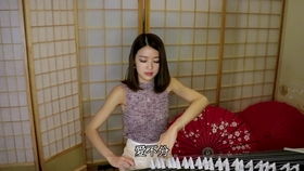 女子优雅弹奏古筝画面