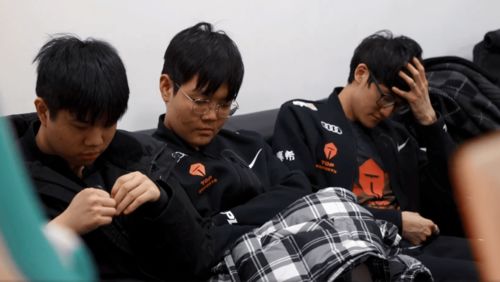 电竞选手在比赛中表情严肃专注