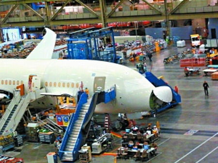 波音工厂忙碌景象