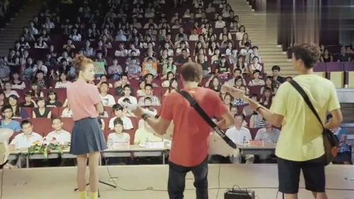 队友们给胡靖加油