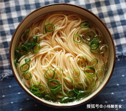 一碗冒着热气的面条