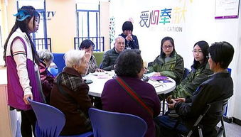 一群老年人在社区活动中心聊天