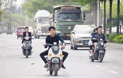 电动车上路必须戴头盔？听听各方怎么说