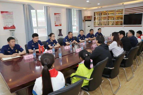 救援队在梅里雪山搜救场景