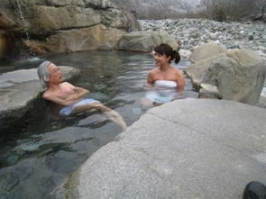 惊！疑似印度裔男女在加拿大湖泊搓澡引关注