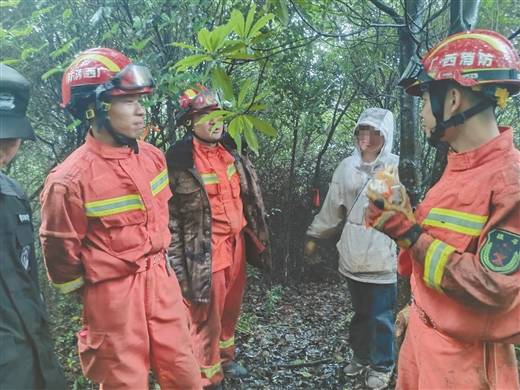 女大学生景区游玩照