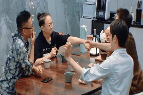 两人握手言和的画面