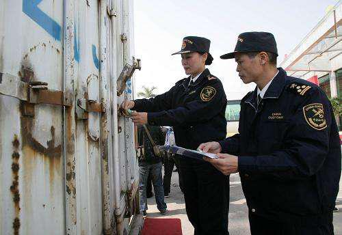 海关检查货物场景