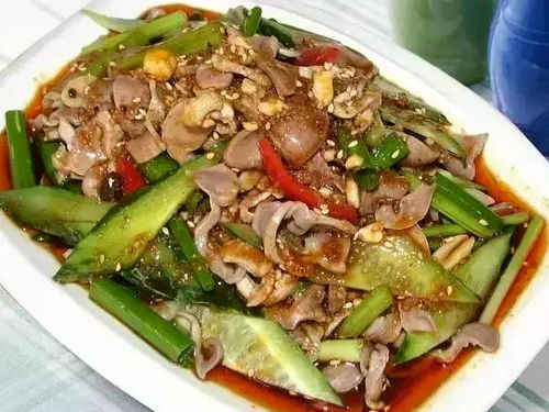 人们享用酸辣菜的画面