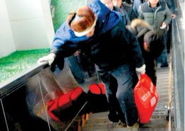 大妈逆行走检票口被绊倒身亡，家属索赔遭驳回！