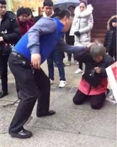 弱势群体花大钱雇保镖，背后真相令人深思