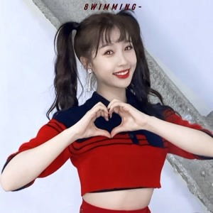 田曦薇和虞书欣一起参加活动的照片