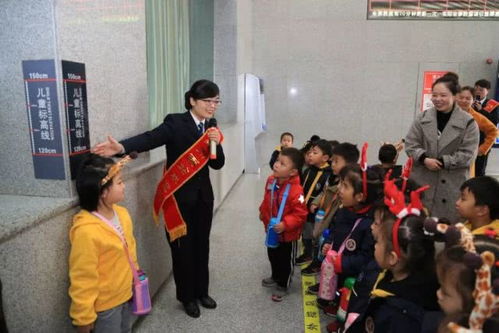 女子带4个娃坐高铁被要求补3张票，背后真相引人深思