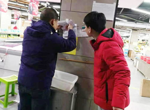 超市工作人员检查货物