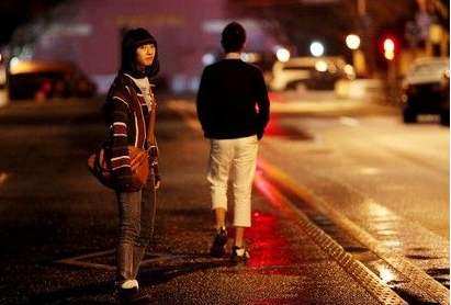 人们冷静思考的画面