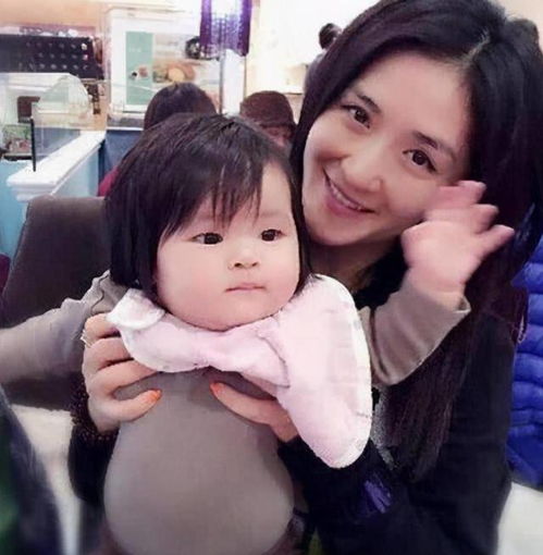 谢娜家双胞胎婴儿车转送撒贝宁家，背后故事引人深思