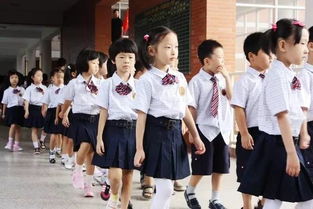 家长拍摄的校服质量问题照片