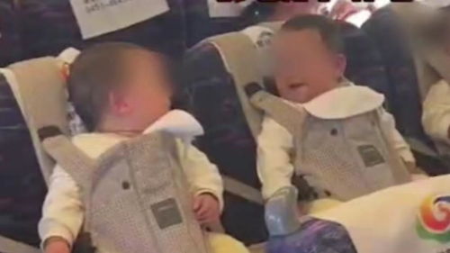 三胞胎宝宝在高铁上