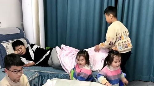 单亲妈妈带4娃坐高铁被要求补票，背后故事引热议