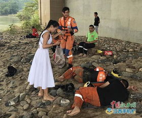 救援队正在紧张搜救