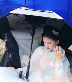 赵露思认真工作的照片