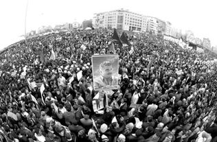 这是伊朗为核科学家等人举办的葬礼场景