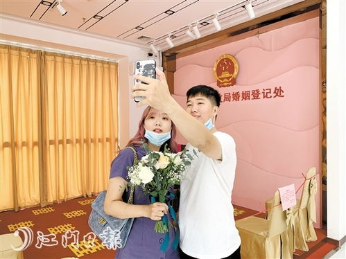 宾客们围着新娘拍照