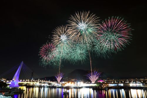 田曦薇化身‘魔童’，惊艳亮相三亚无人机烟花秀！