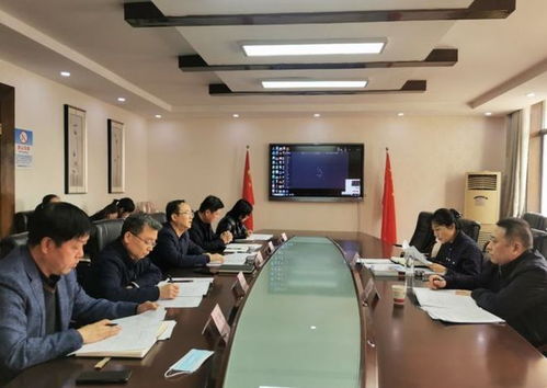 政府人员调研工地