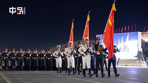 9·3阅兵彩排：三军仪仗队劈枪动作震撼全场