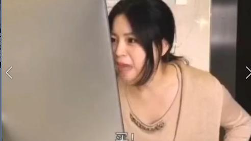 女子解释视频画面