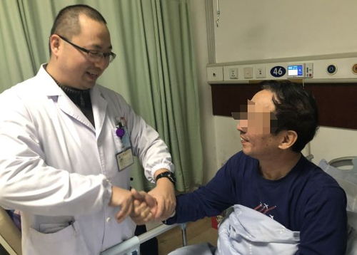 一位医生正在查看狂犬病患者的病情