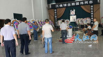 各界人士探望高三男生